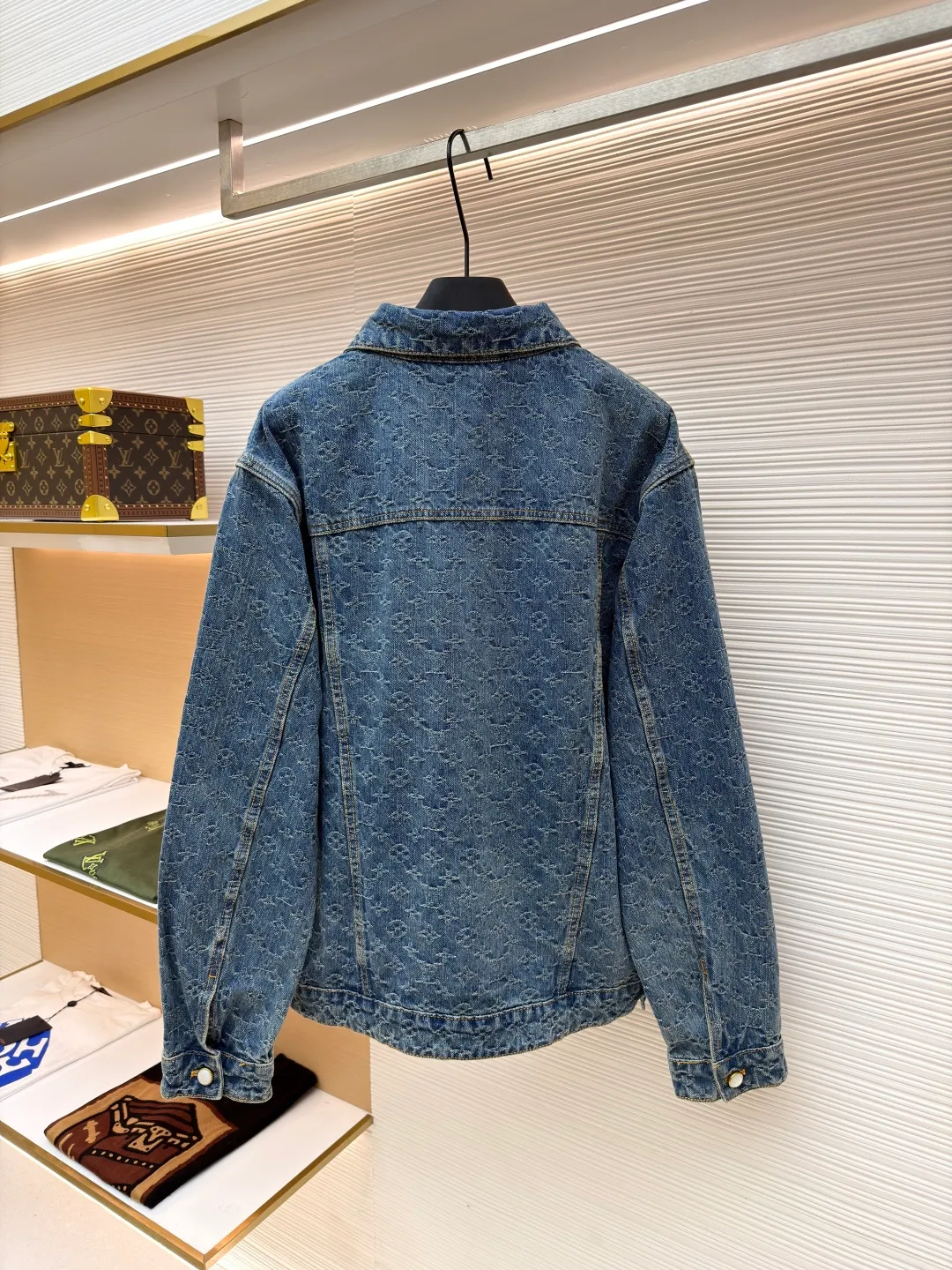 LOUIS VUITTON presbyopia jacquard denim jacket ●Original version: purchased and developed by 16989 ●Item number: 1680891- ●Material: denim fabric ●Technology: full-width jacquard production ●Version: fitted version ●Weight: about 995 grams ●Size: 46-48-50-52 ●Description: This skateboard denim jacket has an all-over contrasting Monogram jacquard texture, embellished with pearlescent buttons and pocket rivets, giving the casual skater silhouette a Dandy feel. Pair it with matching trousers for a trendy look, making it a perfect choice for every season. Monogram jacquard all over, Damier nubuck label at rear. The overall wiring is straight and delicate, the fabric is comfortable and soft, and the color is consistent without color difference. It can be matched with the same style to create a fashionable look and control various occasions. Customized accessories, complete with three standards, same style for men and women!